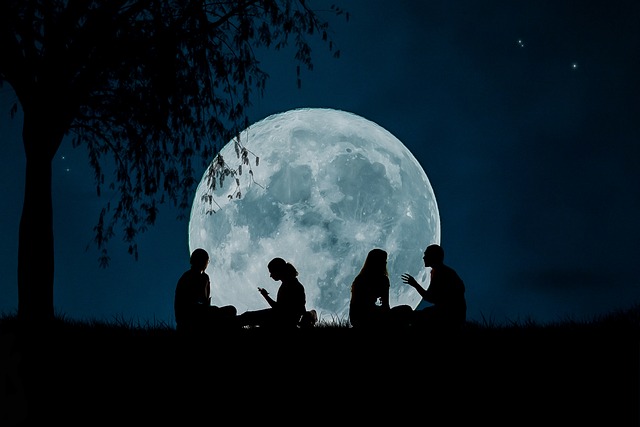 couples discutant dehors par un soir de pleine lune